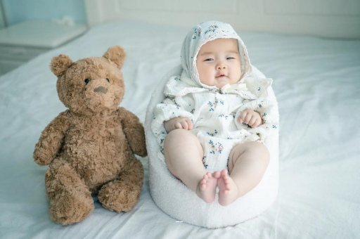 商洛宝宝挠耳朵是怎么回事 商洛宝宝挠耳朵是怎么回事